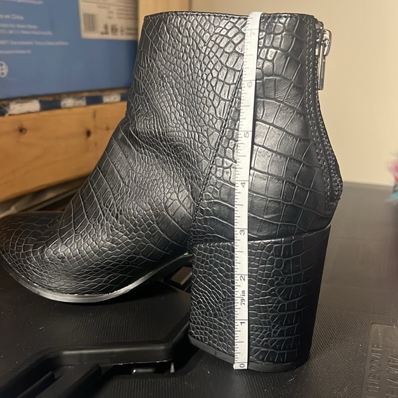 Steve Madden Julianne Black Croc Booties Size 9 - Picture 9 of 10